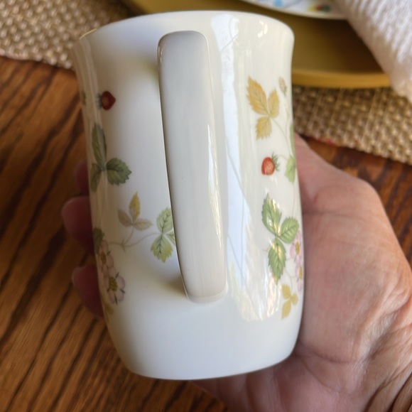 Wedgwood Wild Strawberry Mug with Gold Rim - Picture 5 of 7